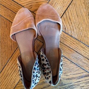 TOMS Women's Tan and Leopard Print Flats